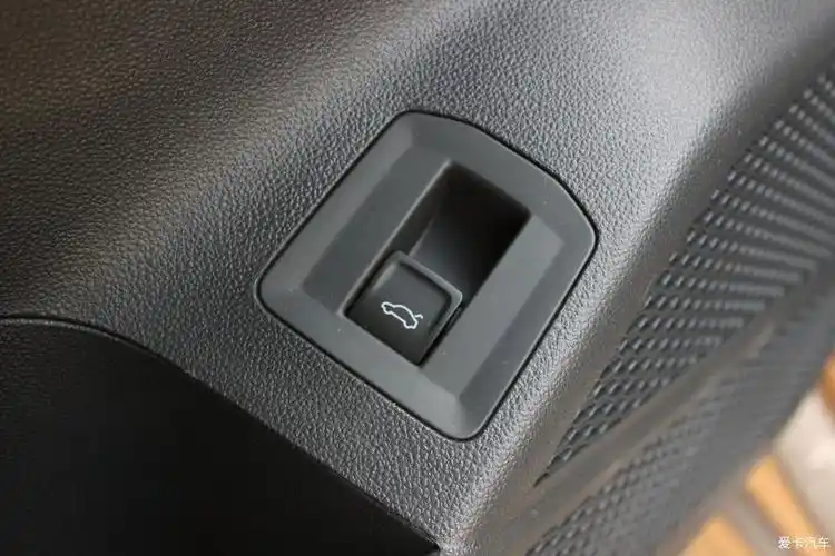 后备箱的开启按钮.