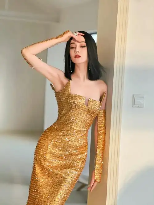 迪丽热巴有关,大明星穿上金色总是更加夺人眼球 光芒万丈,你们最喜欢