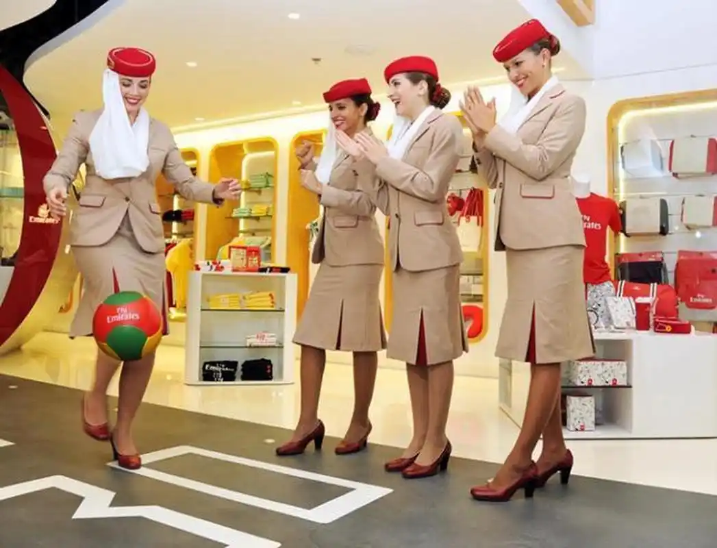 阿联酋空姐用她们的烈焰红唇展示了中东风情最兼容并蓄的一面:不管你