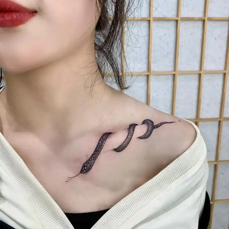 三寿刺青#灵璧纹身#防水纹身贴.锁骨小蛇一位🖤 - 抖音