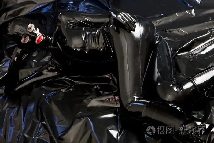 躺在穿乳胶衣服的女人