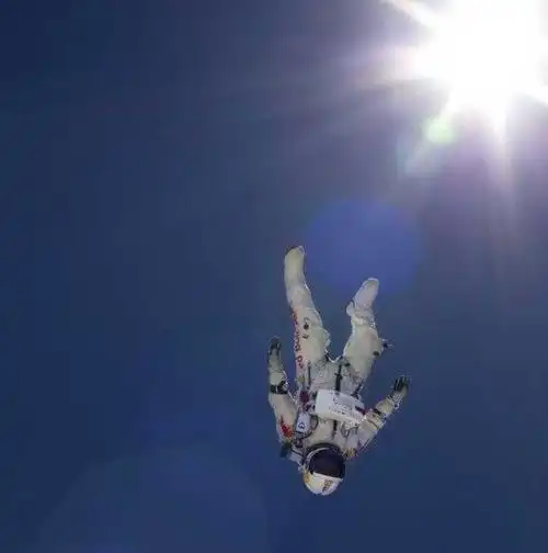 人体极限挑战:12万英尺高空自由落体跳伞