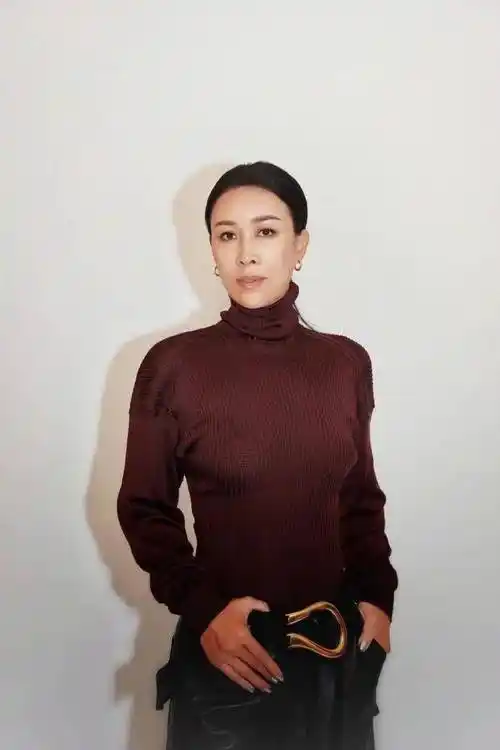 53岁那英素颜照曝光,戴发卡却被嘲像大妈,性格耿直成大姐大_网友_明星