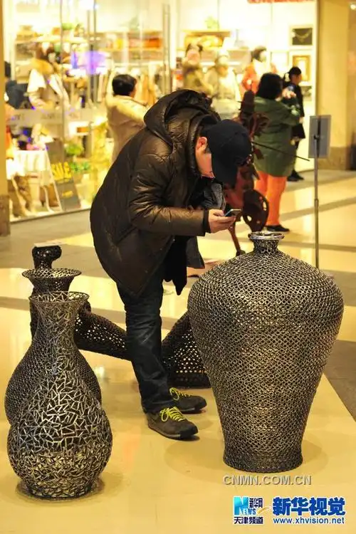 图为金属废料制作的家犬雕塑艺术品.图为金属废料制成的小型骑士.