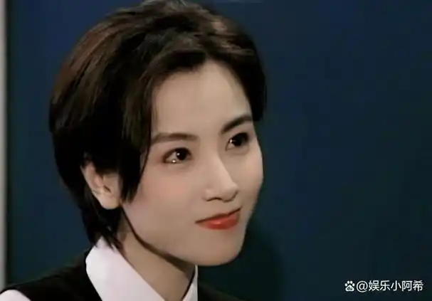 15岁的时候,正值颜值巅峰期,袁洁莹得到了"金手指"黄百鸣的发掘,由此