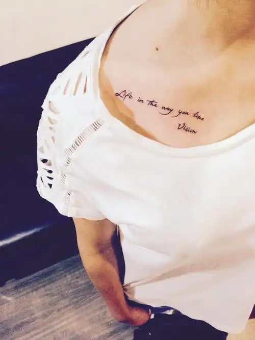 温暖的罗小姐锁骨处的英文字母纹身图案