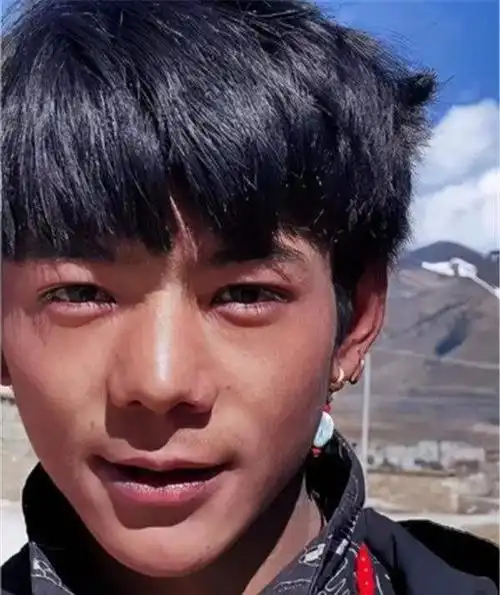 青岛阳光男孩近况(阳光男孩丁真意外走红网络)(1)