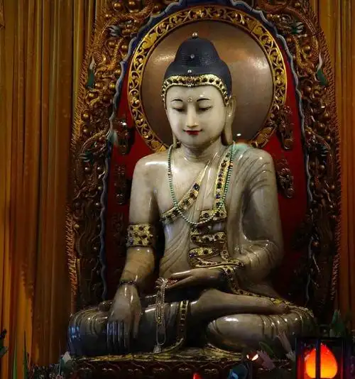 泰国国王每年去玉佛寺给玉佛换衣服,什么意思?