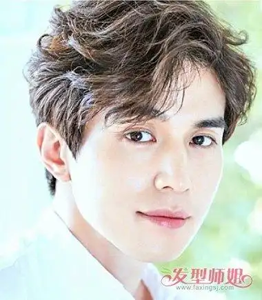 圆脸男生偏分斜刘海短 烫发发型