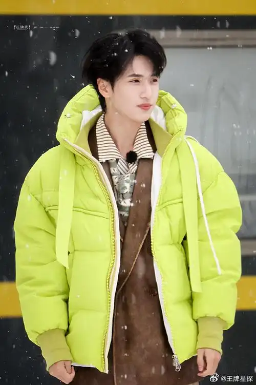严浩翔荧光绿羽绒服##极限挑战