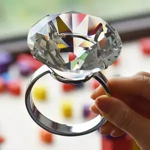 大钻戒道具恶搞女超大钻石夸张礼物模型搞怪戒指求婚仿真水晶玩具