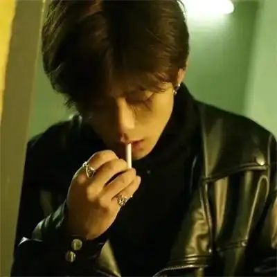 稳重暗色调成熟冷酷男生头像图片