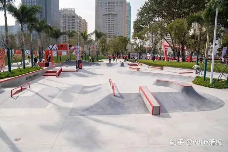 今年年初正式对外开放的万科运动社区滑板场属于大众滑板场,场地内