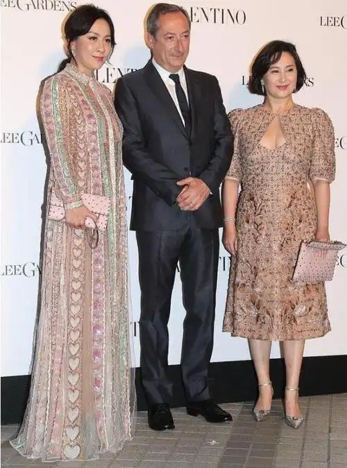 何超琼与旧爱同场出席婚礼,56岁杨其龙低调现身,两鬓花白显沧桑