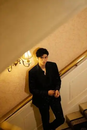 张云龙晒全新写真大片湿发造型荷尔蒙满溢性感爆棚