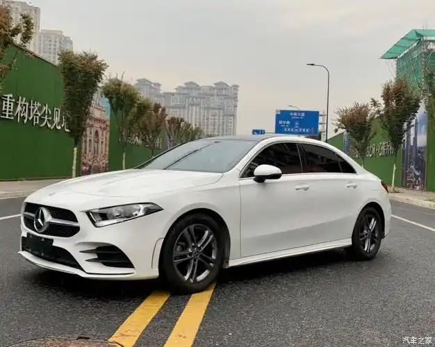 奔驰a180l运动轿车