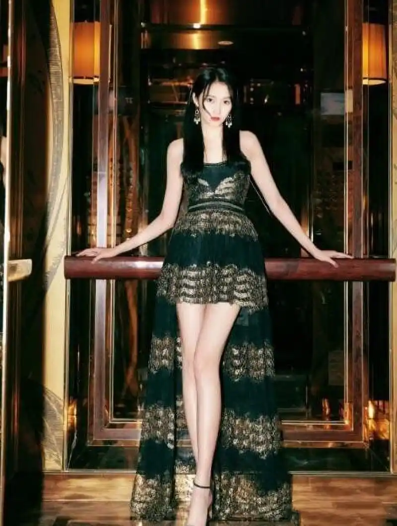 关晓彤骨架大,很容易穿出圆滚滚的壮实感觉,还好腿够长