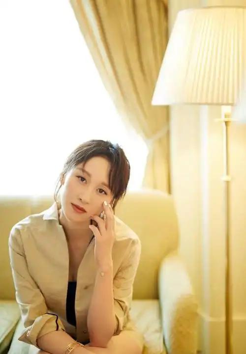 现在的设计越来越好看,练束梅一身工装造型时髦且优雅