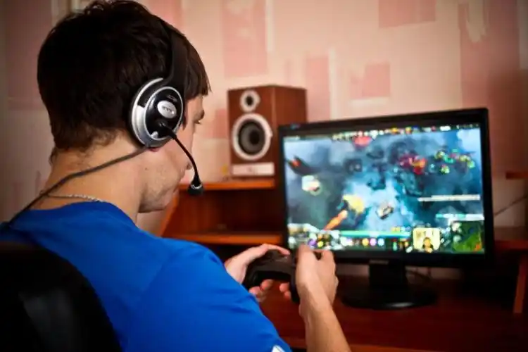 戴耳机使用遥控器玩游戏的男子