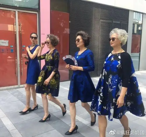 在很多人选择颐养天年的年纪,她们自发组成了"时尚奶奶