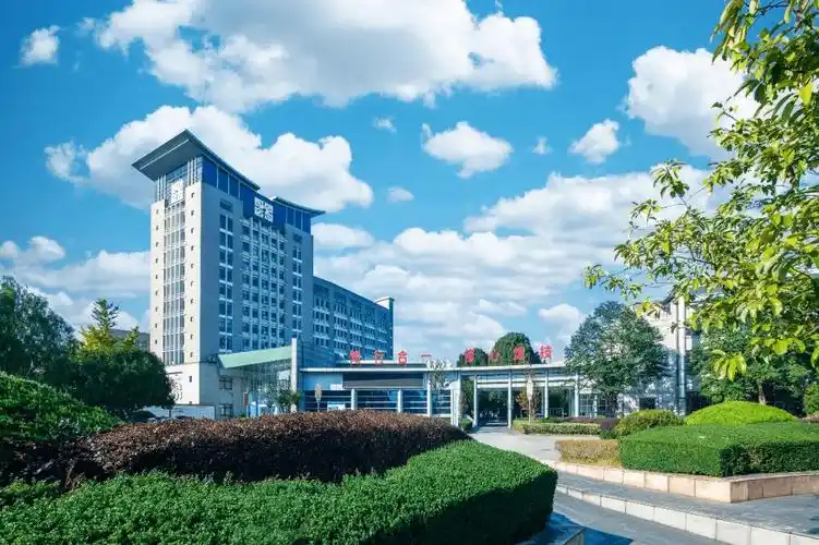 2018年3月,经省政府批准,余姚市在余姚市技工学校(余姚市职成教中心