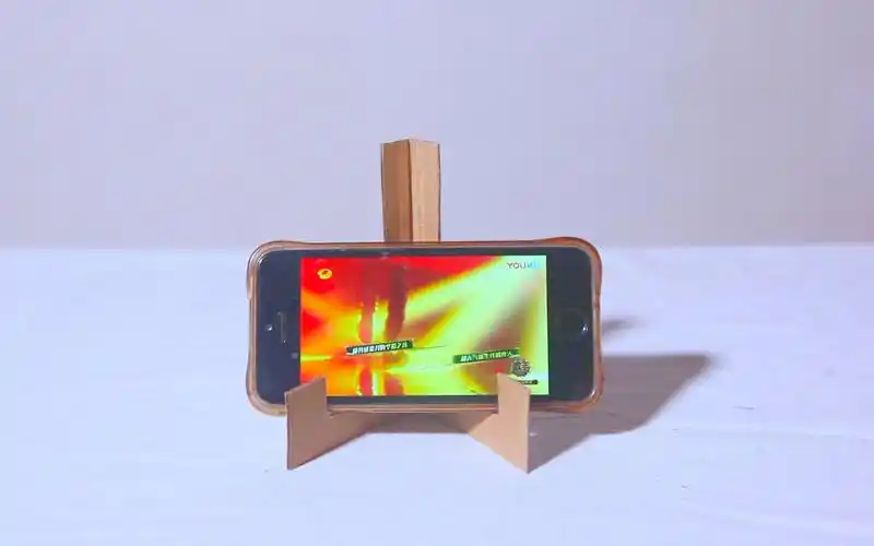 教你用废纸板diy手机支架,春节用手机追剧,解放双手更爽