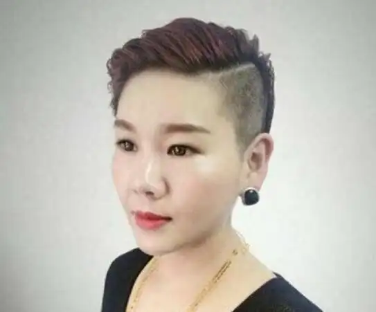 她比较喜欢这一种中性风格的无鬓角短发发型,左右两侧的头发长度不一