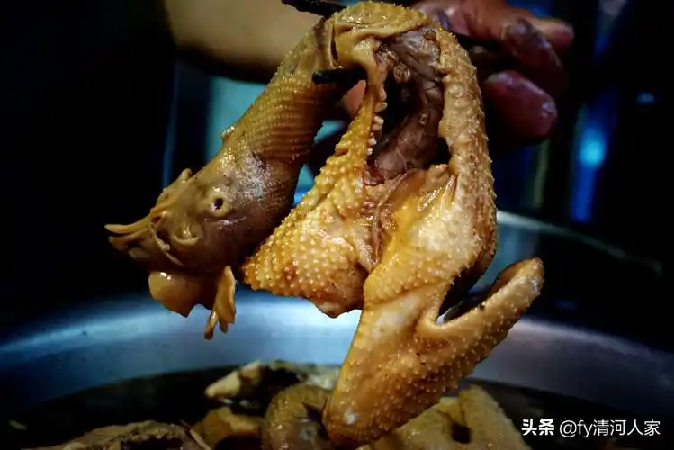 提起阜阳板鸡,老阜阳人都会知道老汽车站的"黄家板鸡"名气非常大,如今