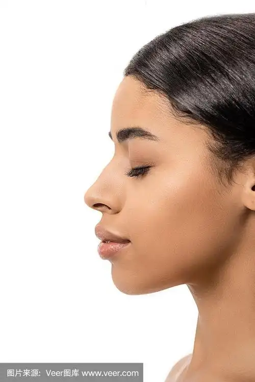 侧面的美丽年轻的非洲裔美国妇女闭上眼睛孤立的白人