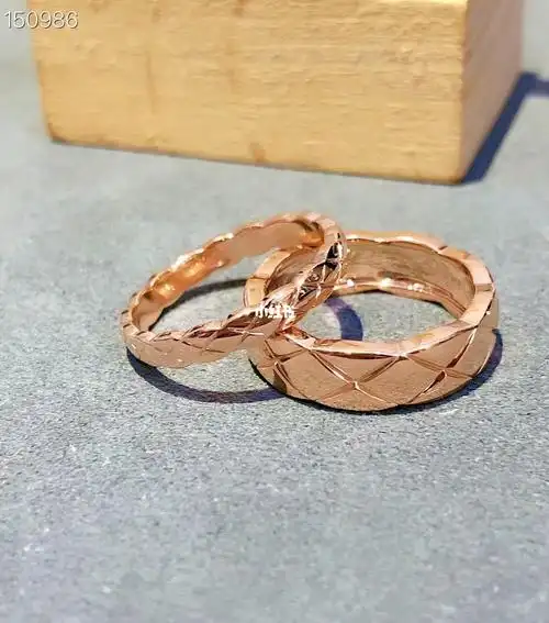 很多明星都欣赏的这款戒指,chanel的经典菱格图案真的太好看啦 !