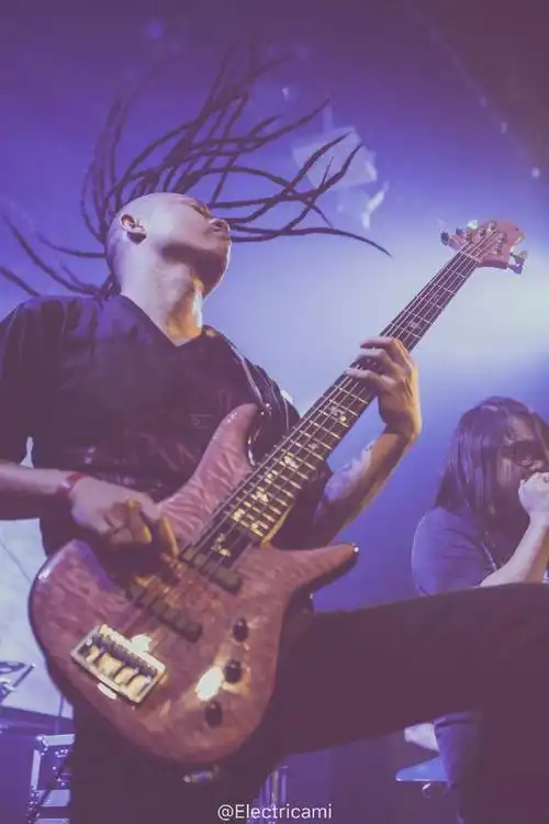 在认真躁起来演出现场太棒了,所以没有视频联合巡演南宁站黑麒乐队