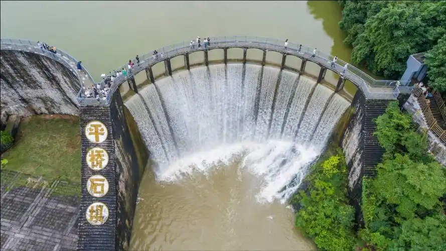 壮观:航拍亚洲第一浆砌石拱坝(江苏溧阳平桥石坝)泄洪