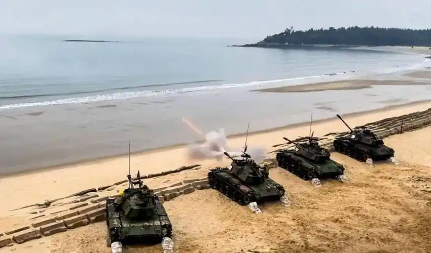 马祖周围海域展开大规模护航行动,禁止金门驻军进行危险的实弹演习