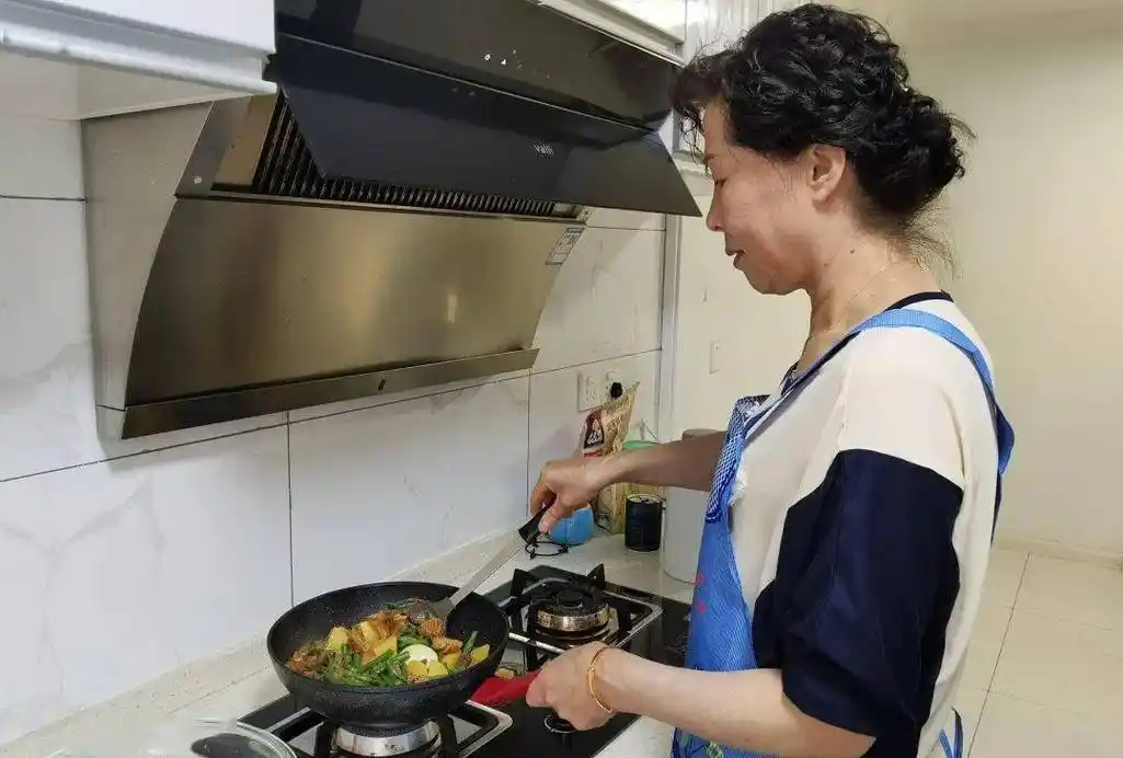 饭菜给家人吃,每次女儿都会扬起她的小脸对我说:"真好吃,谢谢你妈妈