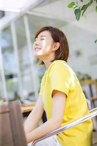 演员牟星休闲风慵懒午后惬意清爽来袭