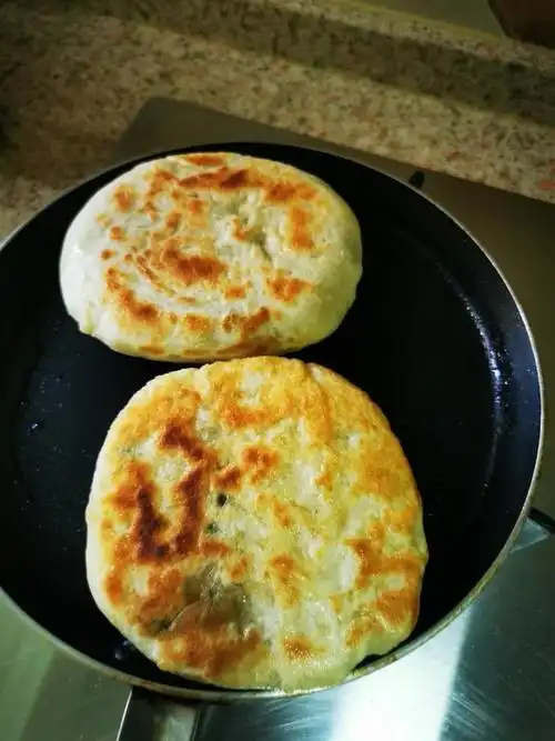 诺宝219做的葱花大饼,蓬松柔软又简单的大葱烙饼普通面粉,温水,酵母