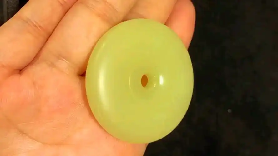 和田玉黄玉黄口料挂件平安扣,若羌黄口,色泽鸡油黄,颜色密度均匀,料子