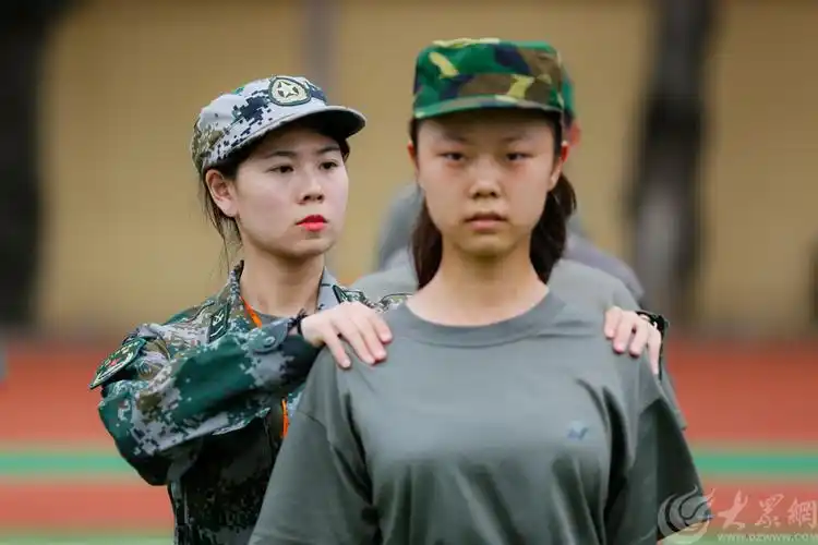 在位于济南市经七路上的山东省实验中学操场上,女教官出现在训练场上