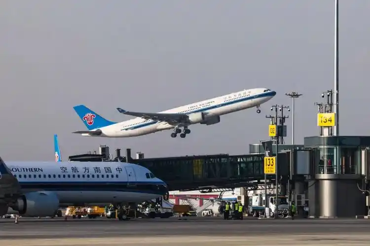 大兴机场国际及地区航班复航首班北京大兴至香港顺利起飞67