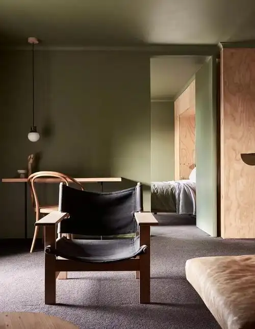 橄榄绿 亮白色 纯黑色 古典绿 米褐色橄榄绿作为空间背景色,大面积