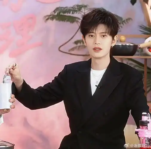 任嘉伦:中间会隔一点时间吧,因为还有一些别的工作啊,拍摄啊什么的