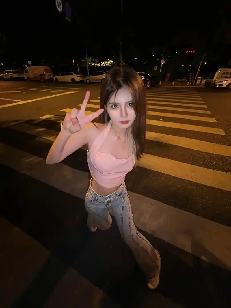 来一组假装高街氛围感#高街拍照姿势 #氛围感 #亚文化女孩 #01