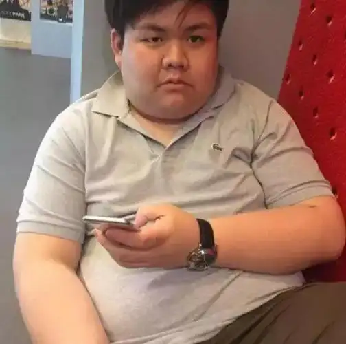 现往常,越来越多的男生都长出了啤酒肚,体重也越来越重.