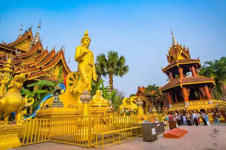 西双版纳总佛寺,建筑精美,金碧辉煌,吸引了众多信徒来祈福_寺庙_佛教_