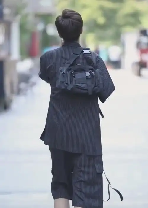 短发小姐姐穿黑衣黑裤帅到男生都自愧不如确定没生错性别