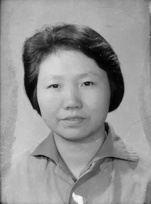 短发中年女半身老照片