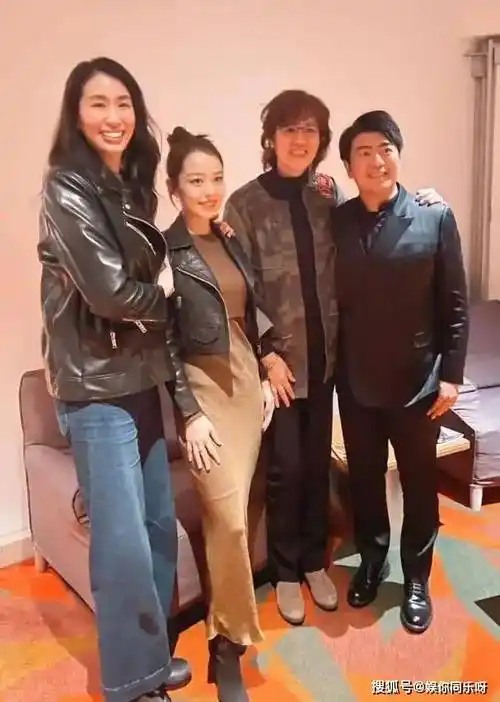 郎平全家福罕见曝光!老公73岁儒雅帅气,女儿白浪身高惹眼