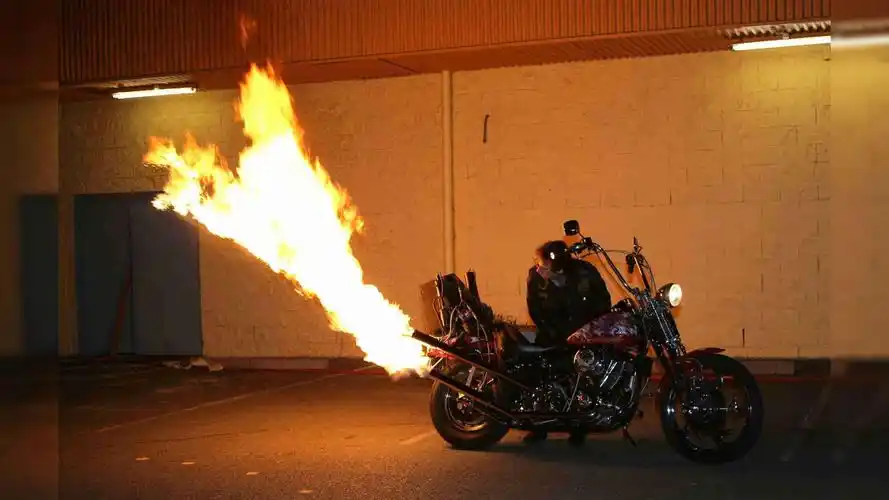 牛人发明神奇摩托车,可后喷3.6米长的火焰,你敢在后面按喇叭吗?