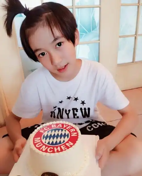 贺峻霖 词曲创作新星#人类幼崽贺峻霖 太可爱啦 想捏捏@时代少年团