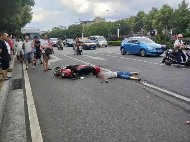 突发武冈隔壁电动车司机脑袋被货车压碎了